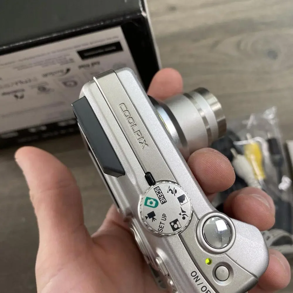 Nikon Coolpix E5200 5.1 MP Digital Camera 2X Batteries, charger, box - FOR PARTS